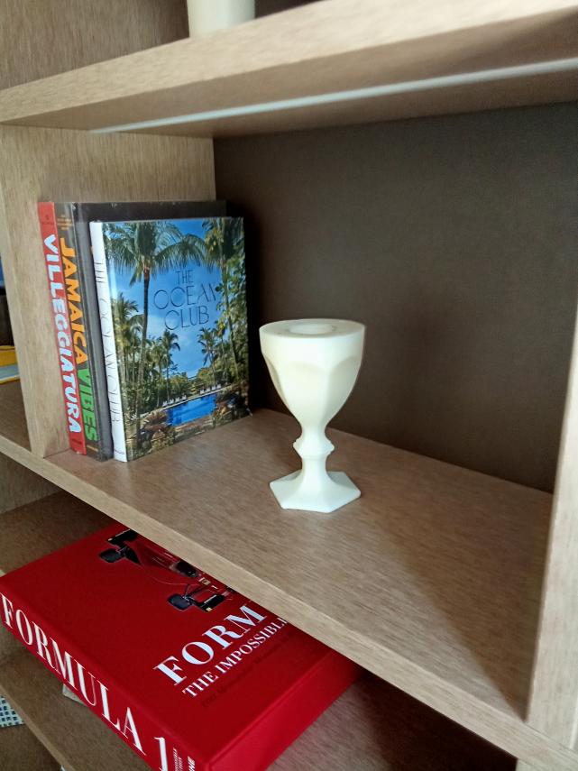 Почистване на етажерка с книги и декорация