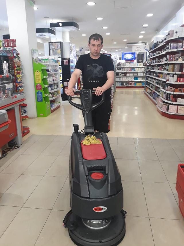 Машинно почистване на под в магазин